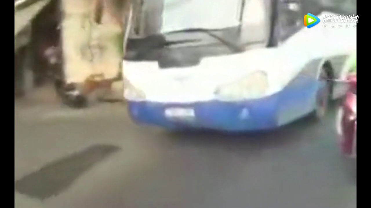 电动车故意挡道不让大巴超车，大巴司机的做法真解气