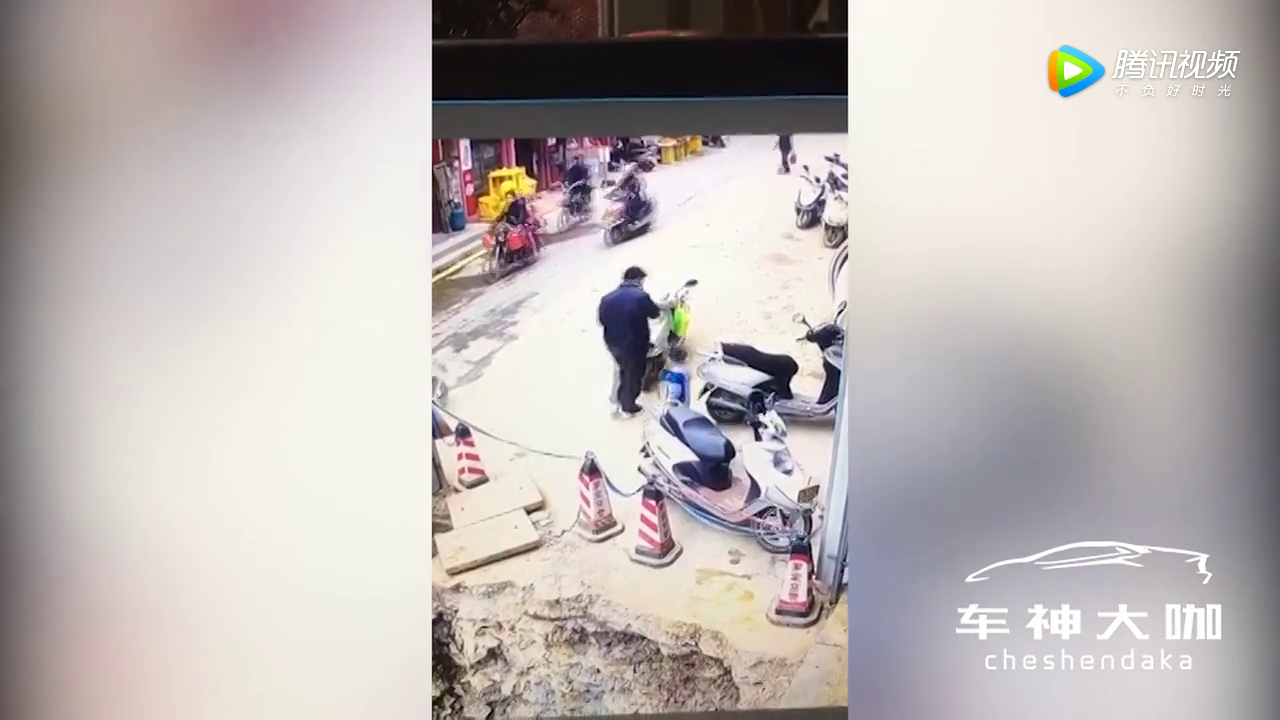 电动车失控，冲向蓄水建筑深坑