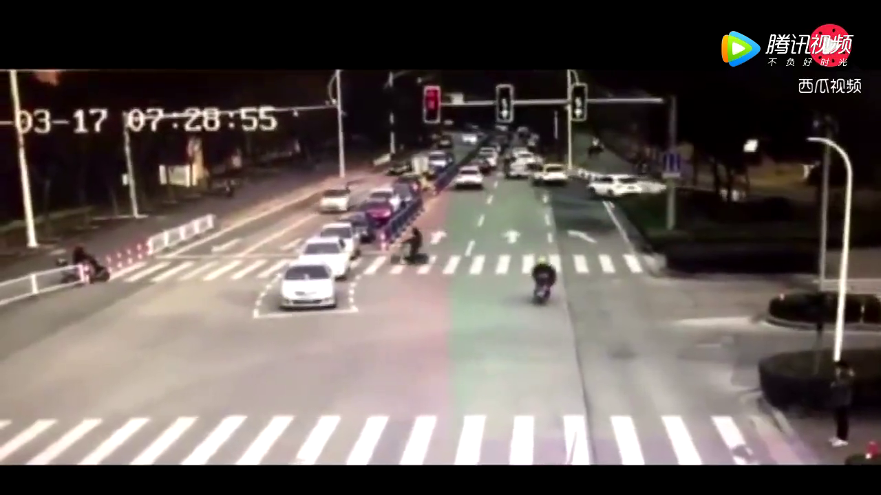 电动车车流中闯红灯，最终付出生命代价