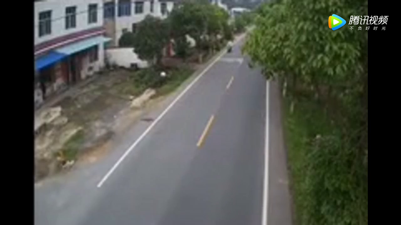 电动车司机怎么了，开着车往沟里去