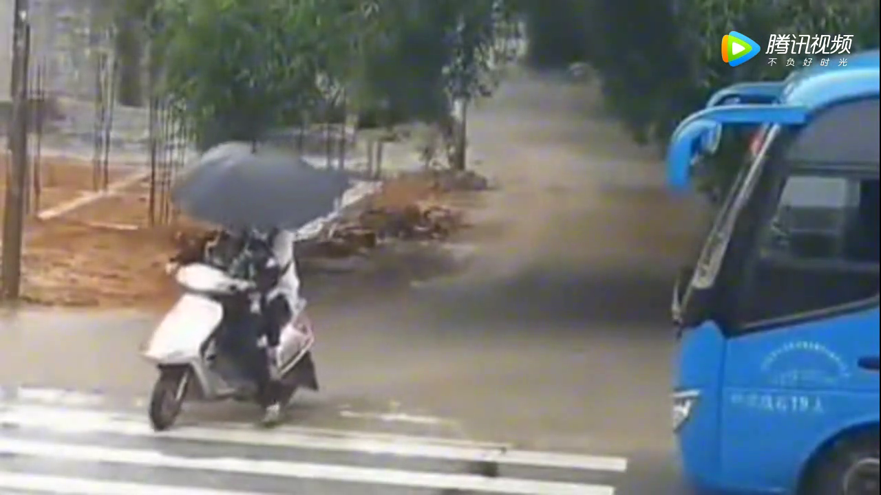 电动车被大货车碾轧，监控拍下全过程