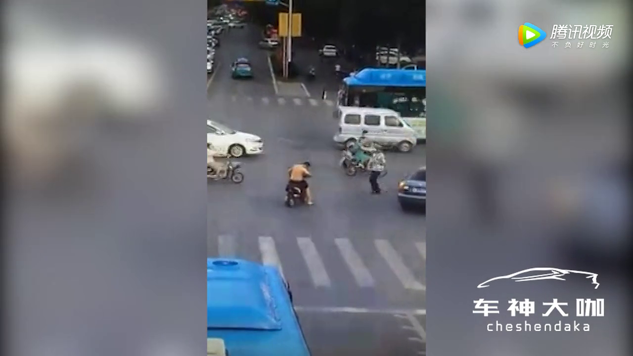 电动车男子马路中间走神，交警上前提醒却遭碾压