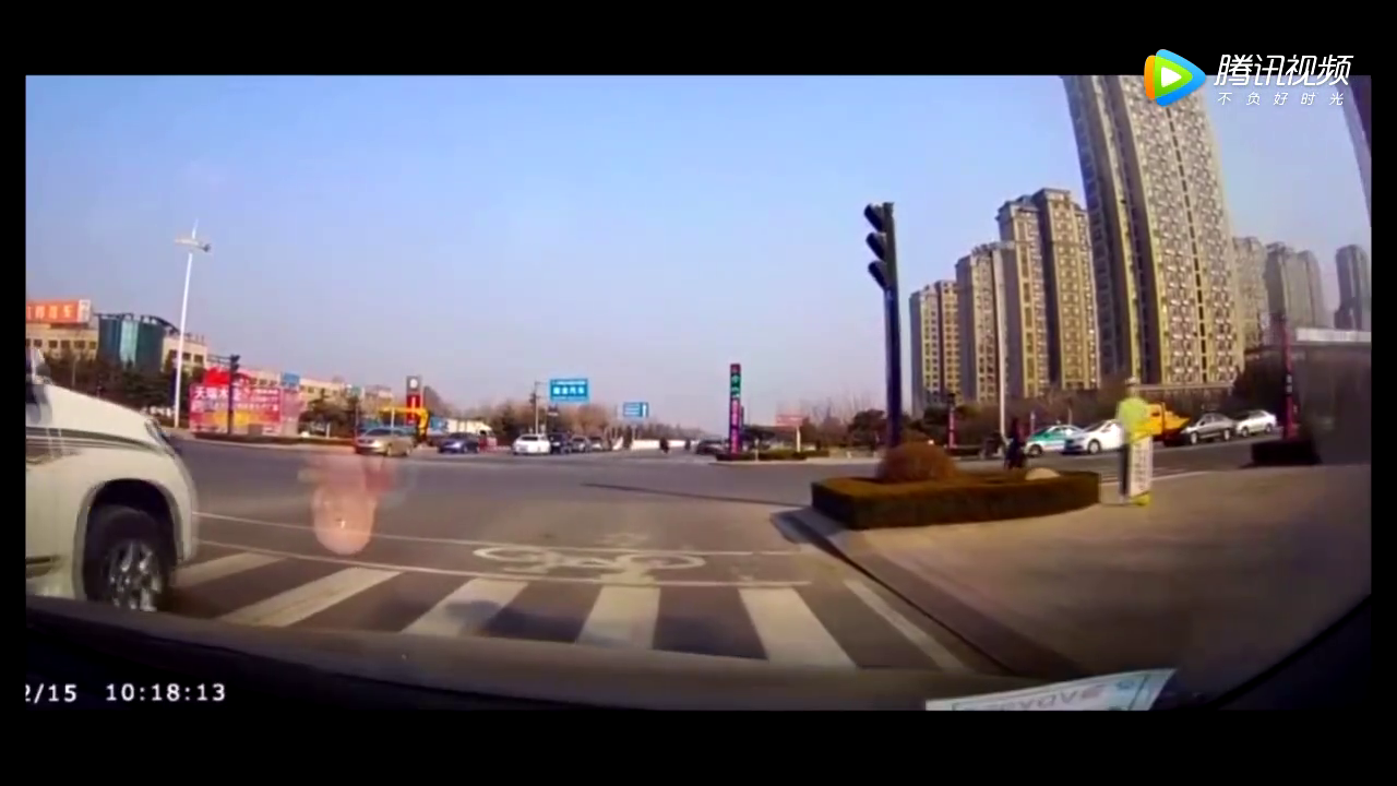 电动车对角线横穿，真来不及躲闪呀