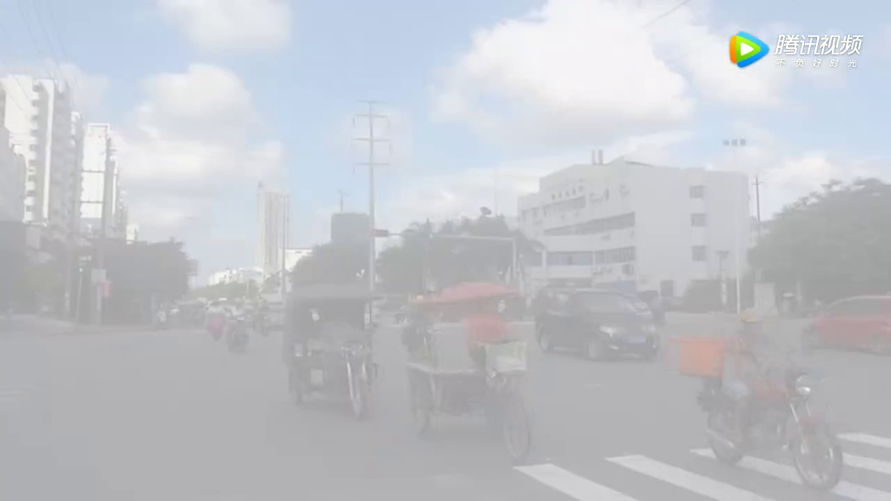 电动车看见大货车还往前冲，监控拍下他人生最后5秒钟！