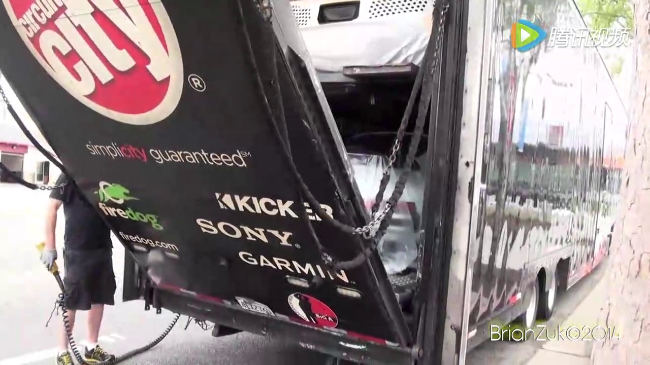 超级跑车迈凯伦的是怎样运输的？连包装都这么精致！