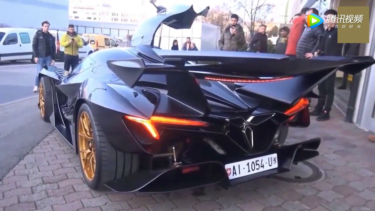 价值2000万的阿波罗超级跑车, 倒车入库, 好几个人帮忙