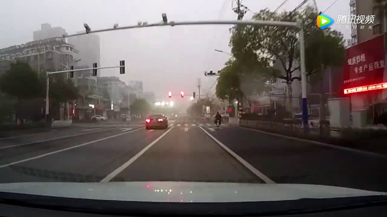 到路口一定要注意电动车，因为他们从来都不看信号灯的  ​