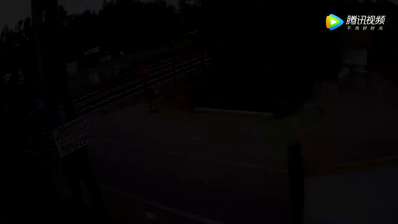 极速“斩首” 铁道路口卡车被火车撞散