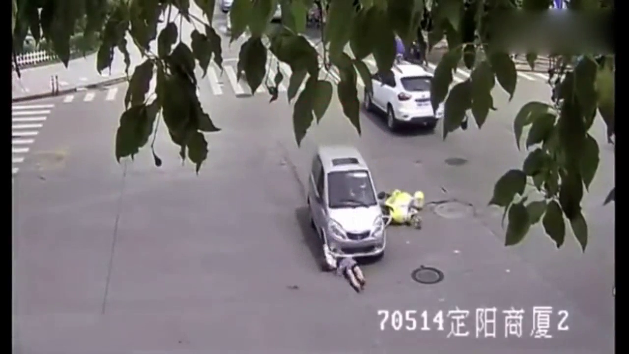电动车女司机闯红灯，接下来一幕，她再也没有机会闯红灯了！