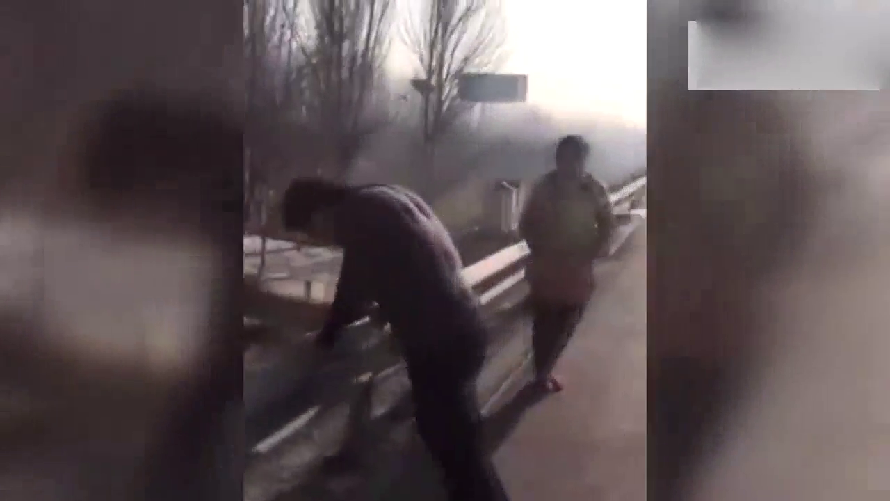 命大！迈腾高速上追尾大货车被削成敞篷车，司机竟毫发无损