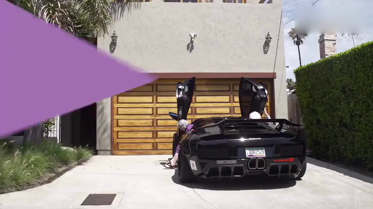 这是我见过最牛逼两位老奶奶驾驶一辆兰博基尼超级跑车上街买东西