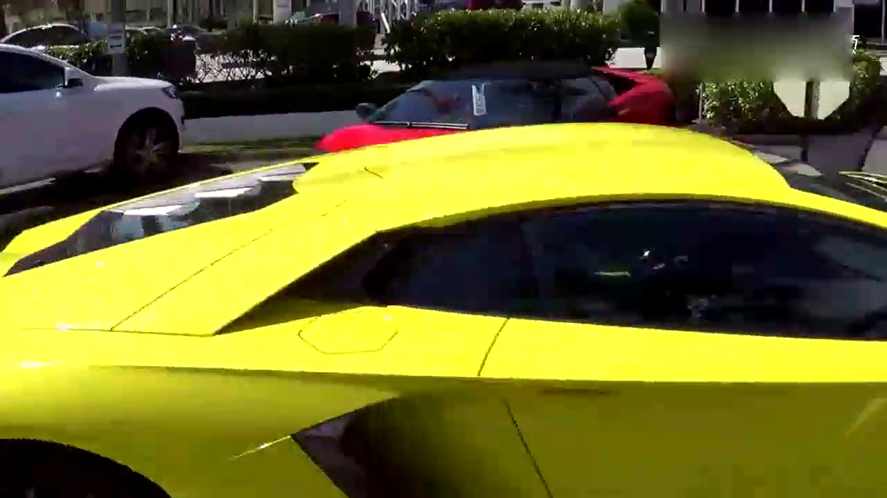 非常养眼的柠檬黄色兰博基尼超级跑车在大街上出现