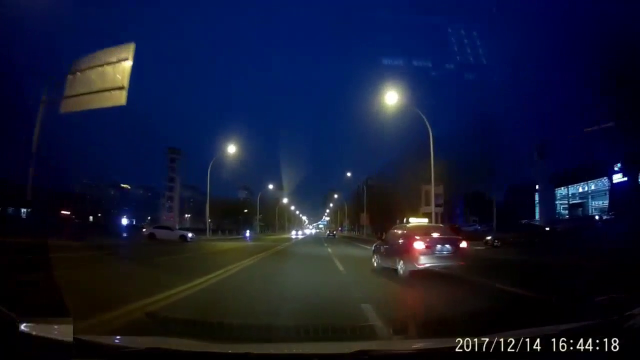 出租车任性变道，我毫无防备的撞了上去