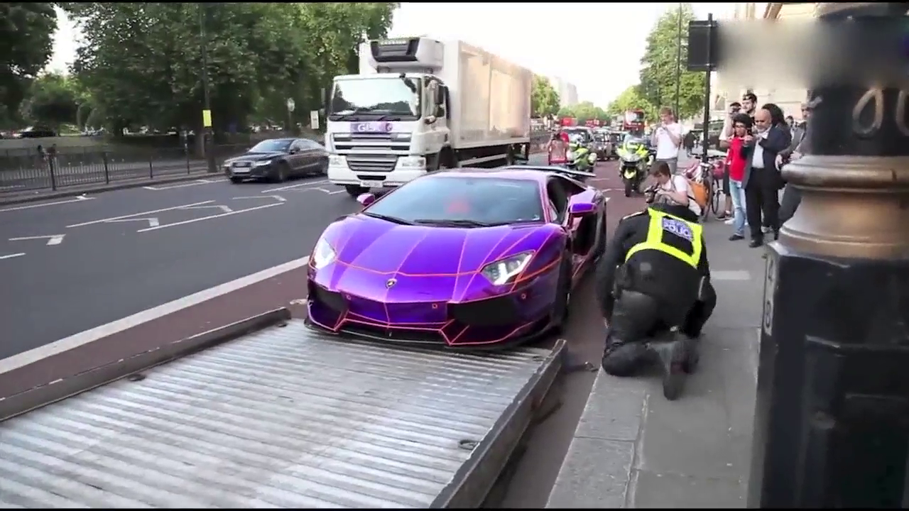 超级跑车都是怎么交付客户的，五秒钟后，保安瞬间蒙圈了！