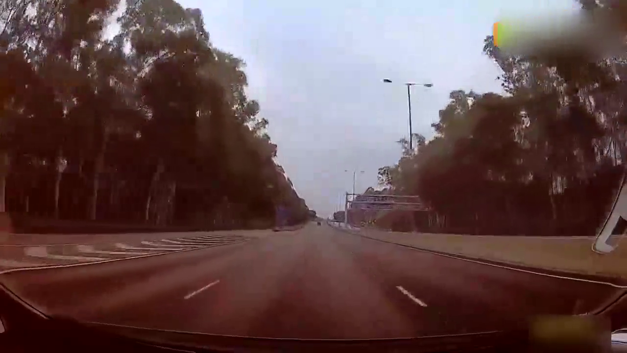 超级跑车团霸道抢道，突然被发飙的小车杀入打乱他们的队伍