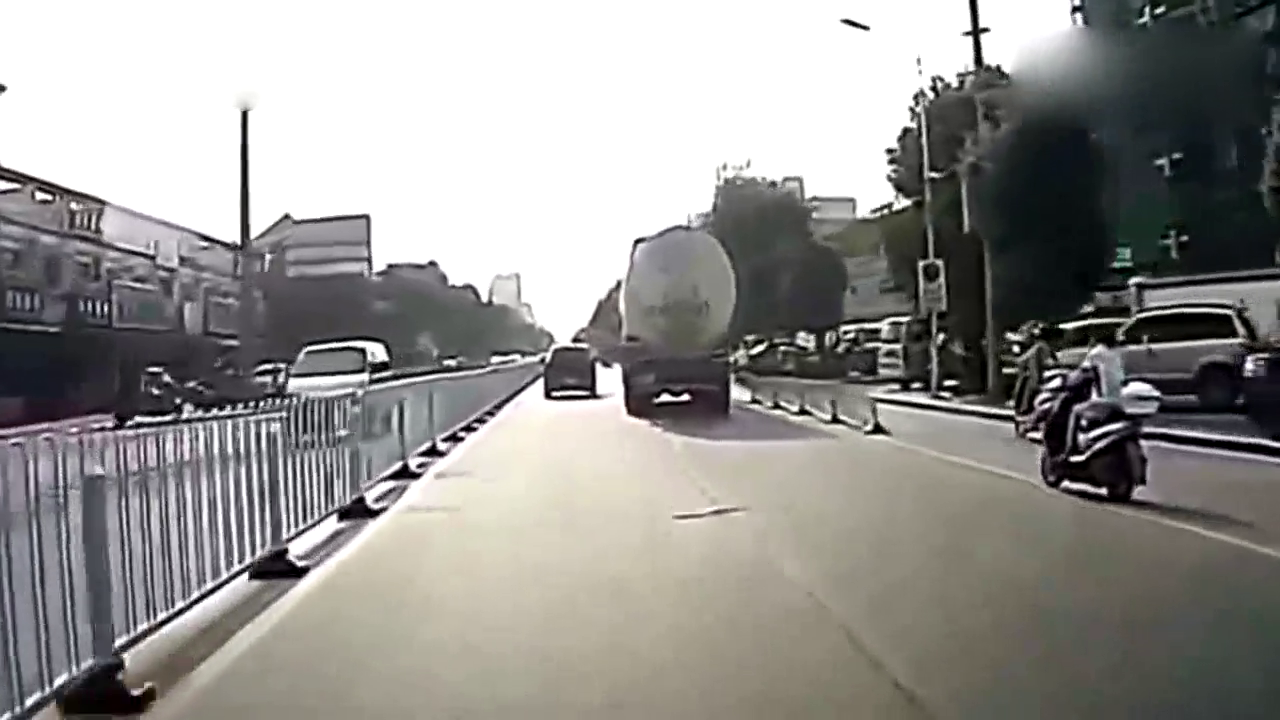 电动车没给自己活命的机会，非要跟油罐车抢道，惨遭暴力碾压