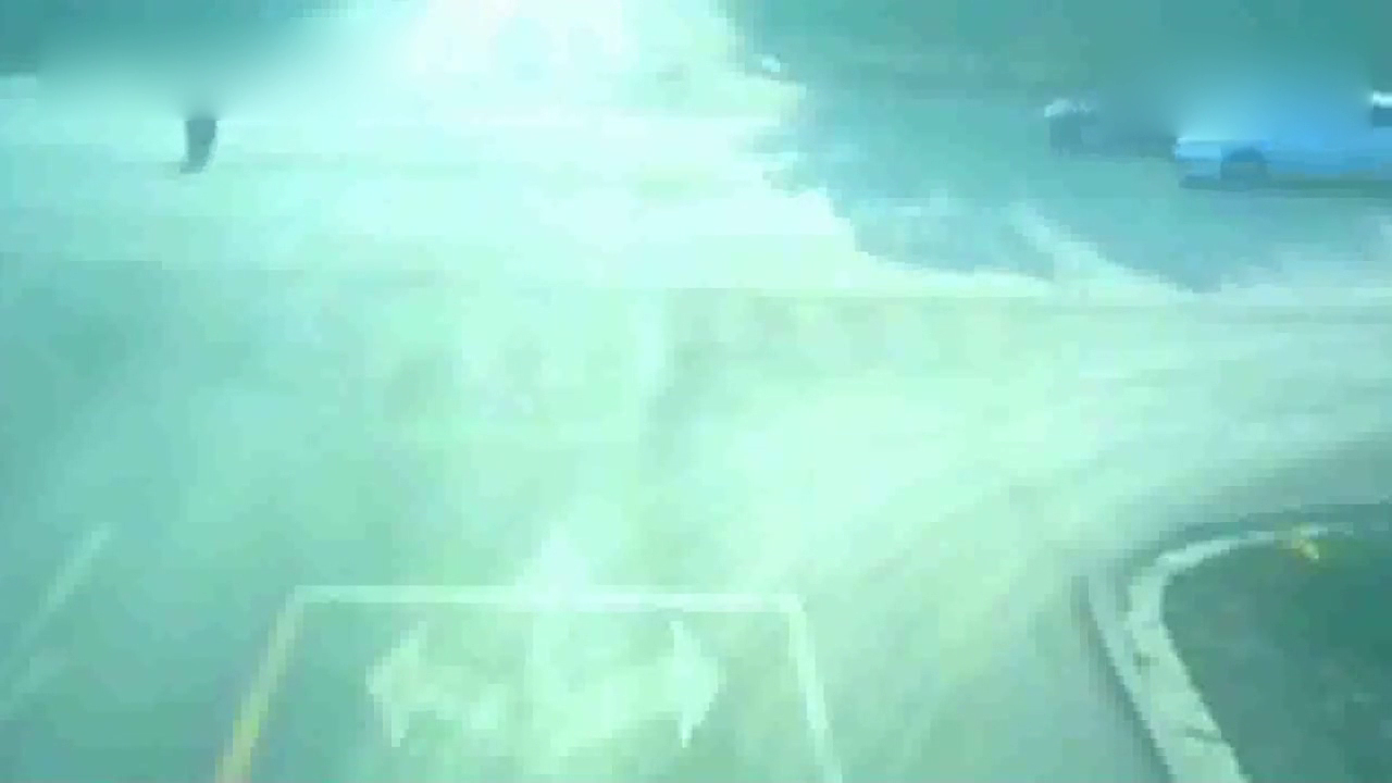 电动车男子侥幸闯红灯，3秒后与家人阴阳两隔，太惨了