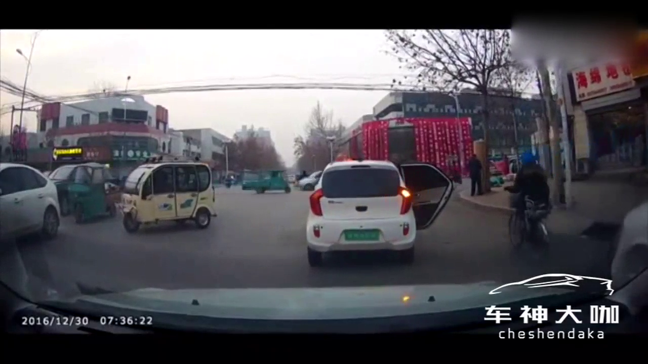 电动代步车忘关车门，骑电动车的妹子暖了