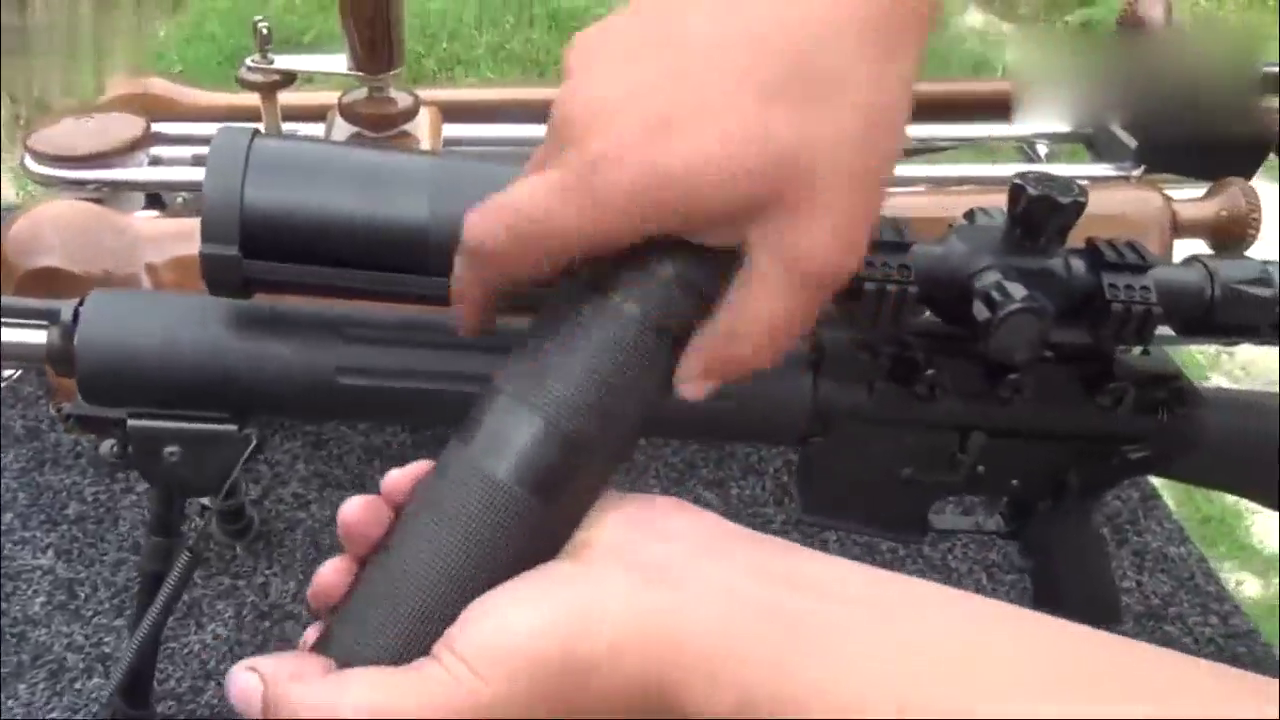 单管握把的突击步枪,全自动射击瞬间威力大
