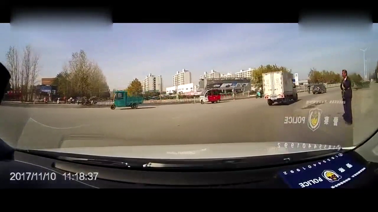 电动车逆行杀出，抬头一看是警车，掉头跑了！