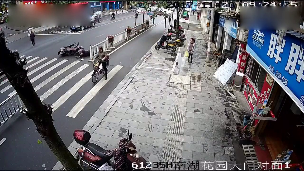 电动车斑马线前不减速，直接将行人撞飞