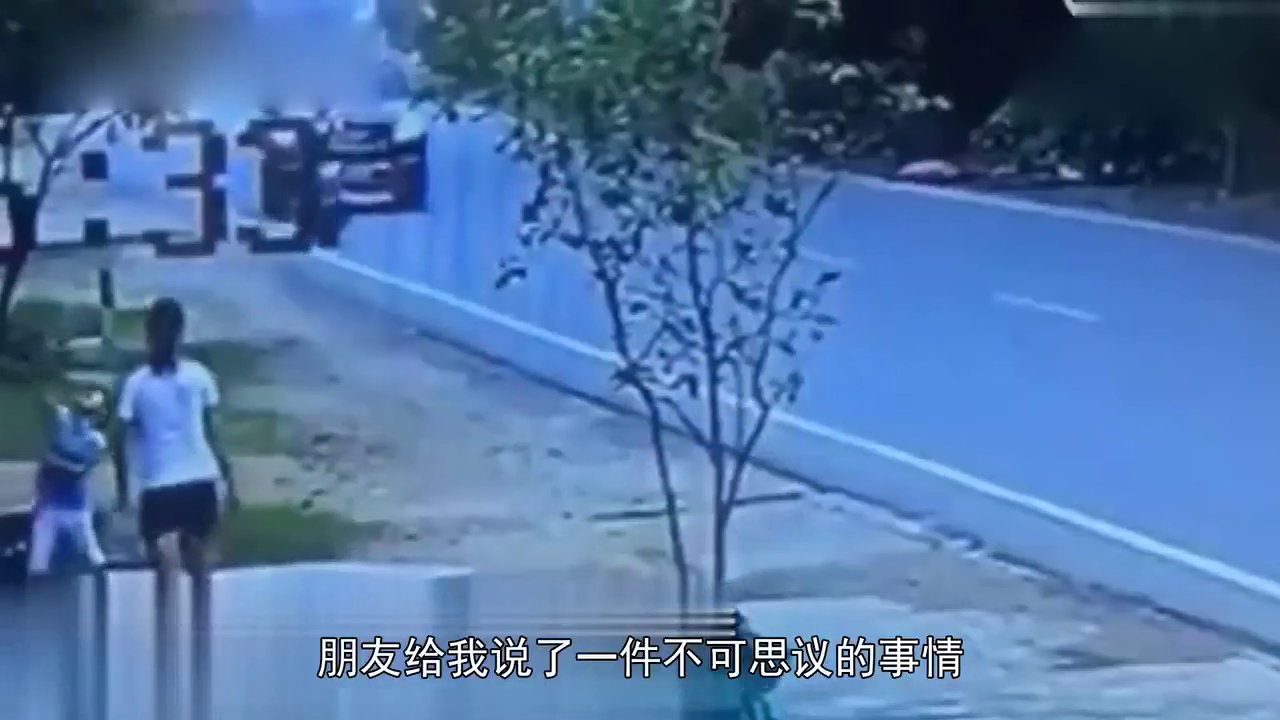 电动车没人空跑，路人都看呆了，仔细一看，刚遭车祸