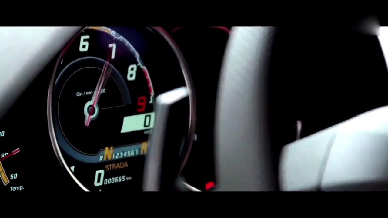 红白两色兰博基尼超级跑车户外行驶，你喜欢哪款？