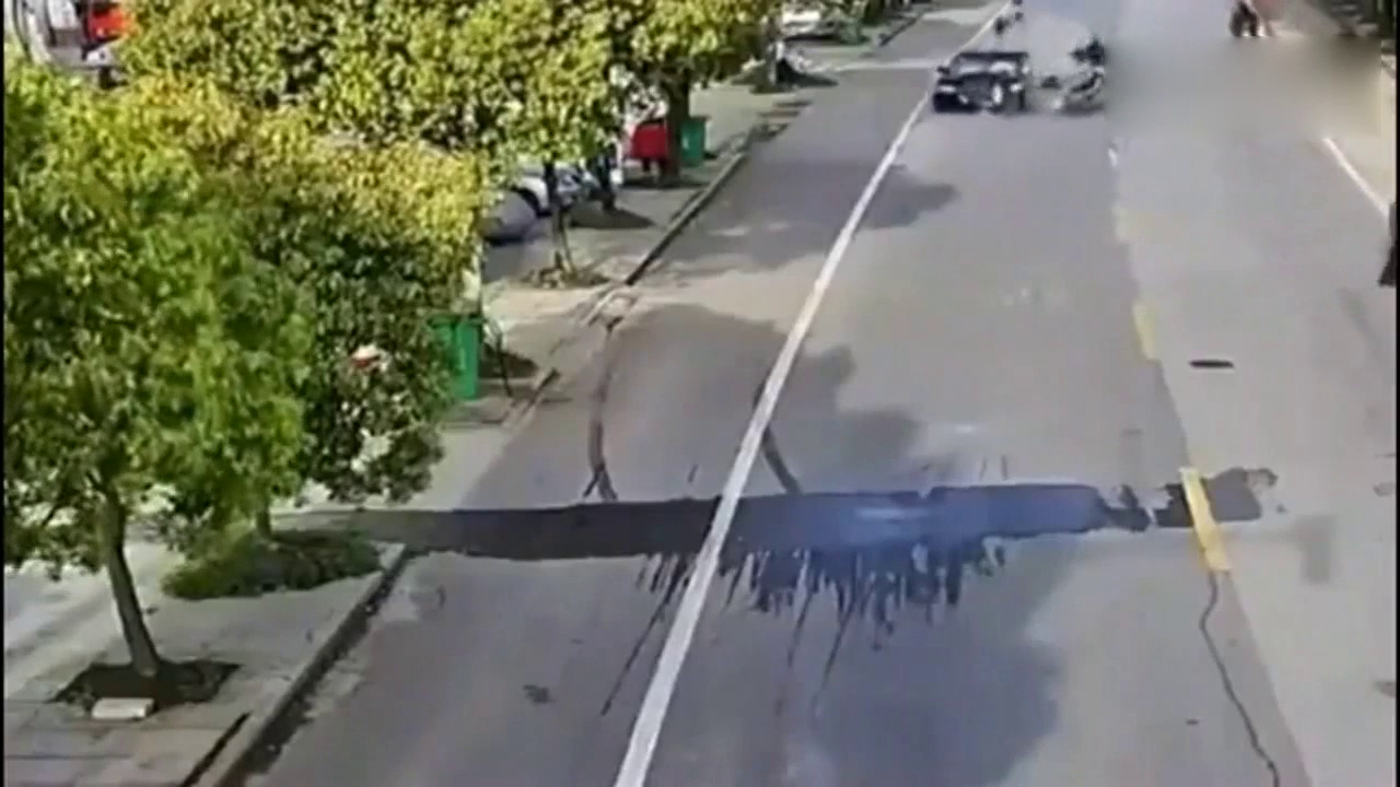 男子骑电动车肆无忌惮，谁知碰上了硬茬