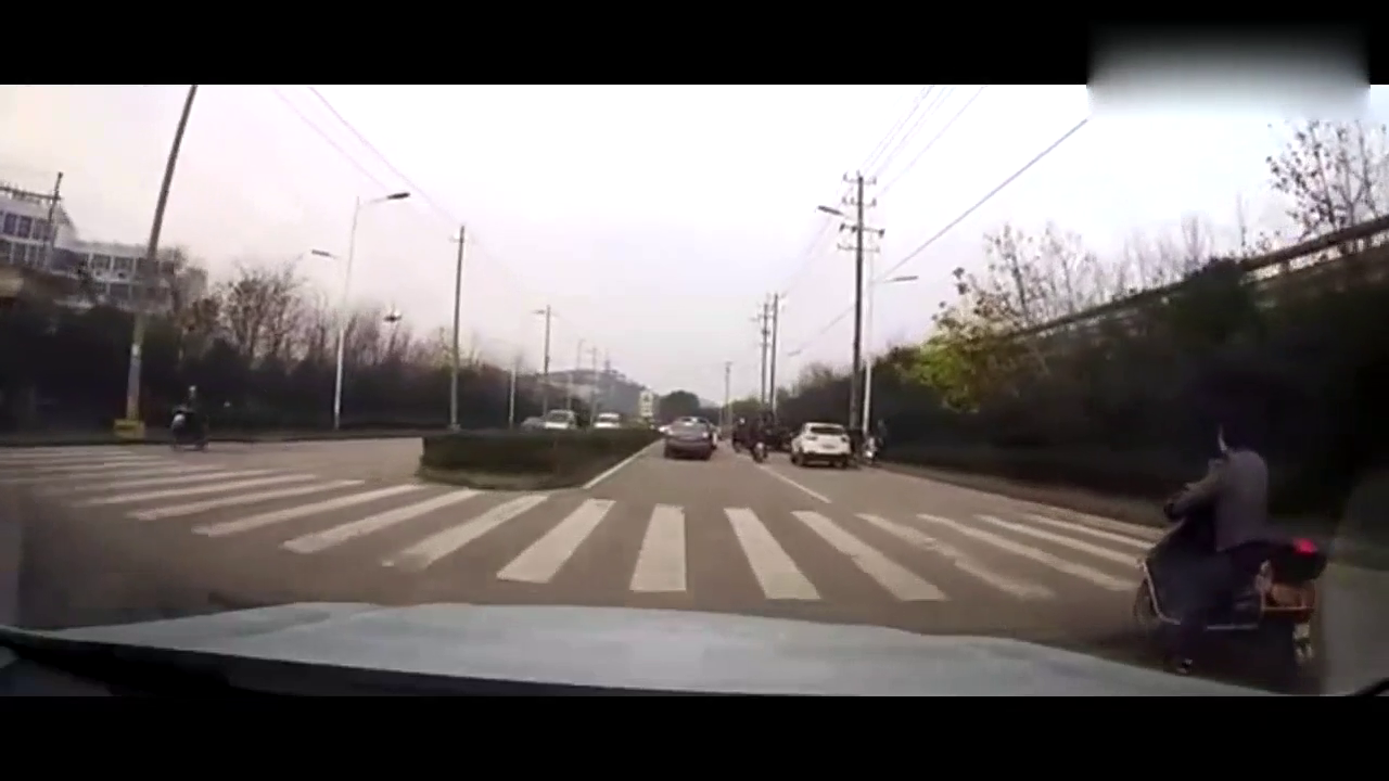 小车突然变道：电动车被逼追尾货车，请注意他的手