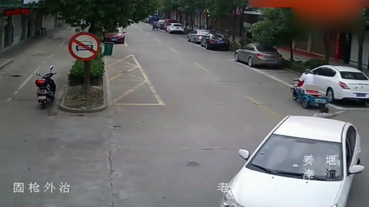 夫妻骑电动车路过小车后面，下秒让他们意想不到的事情发生了！