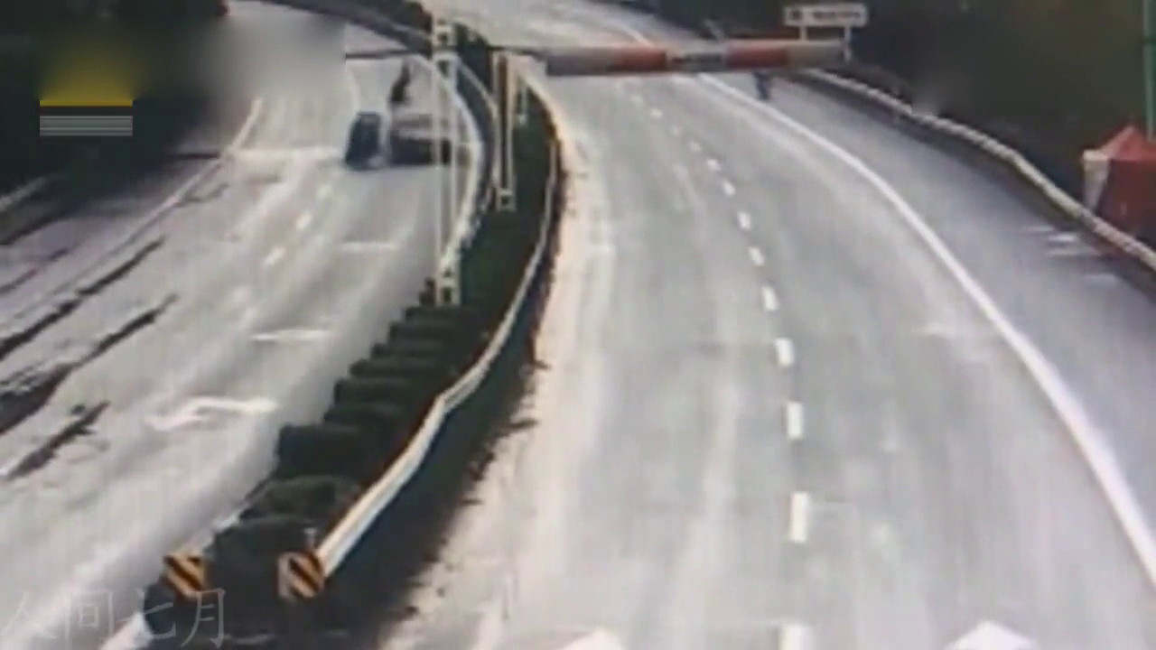 电动车突然向左变道，宝马躲闪不及，监控记录下悲剧瞬间！