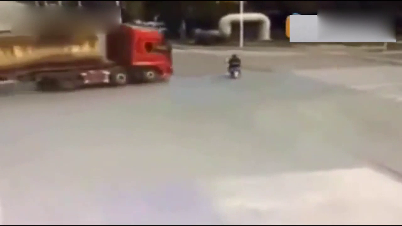 电动车闯红灯被大货直接撞翻，没想到悲剧尚未结束！