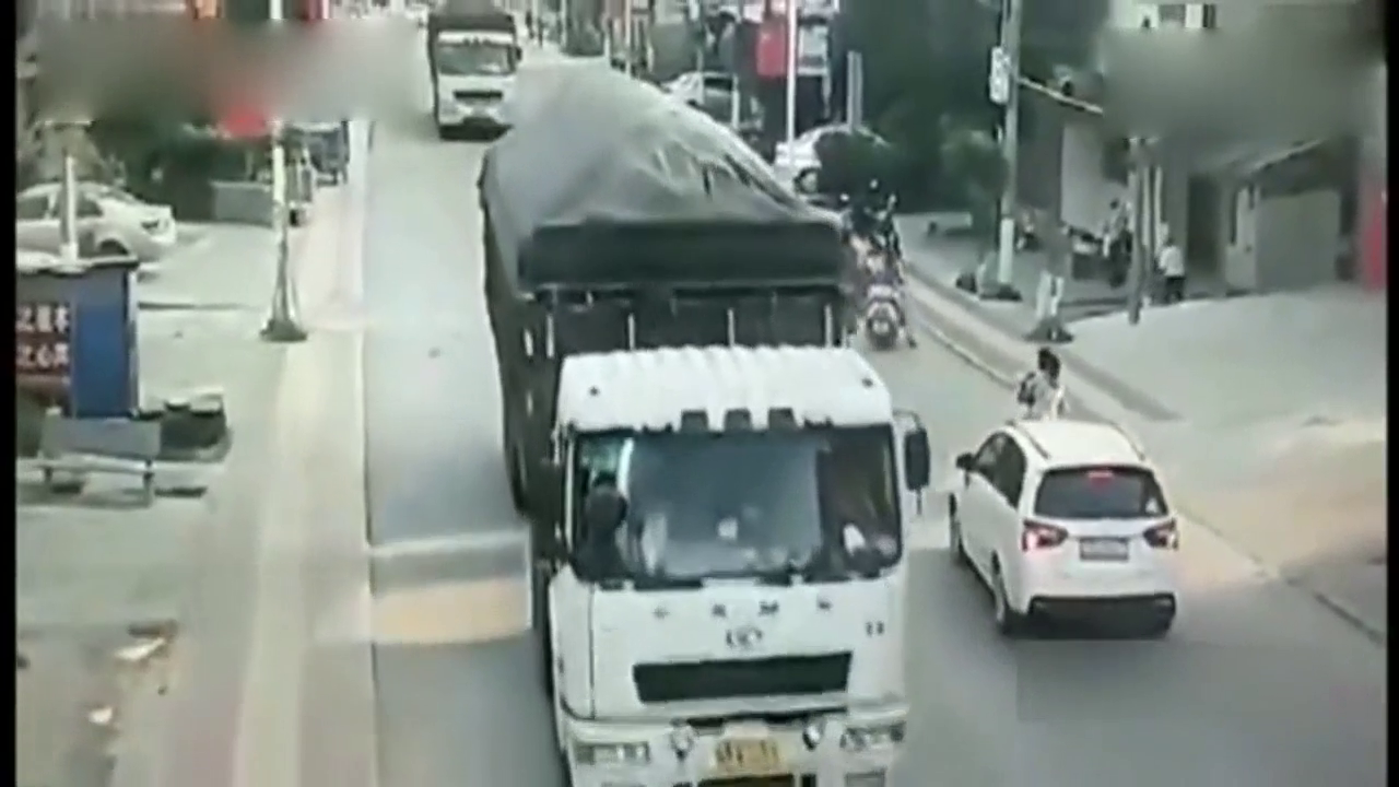 电动车就这样冲了过来，要不是有监控，谁会相信