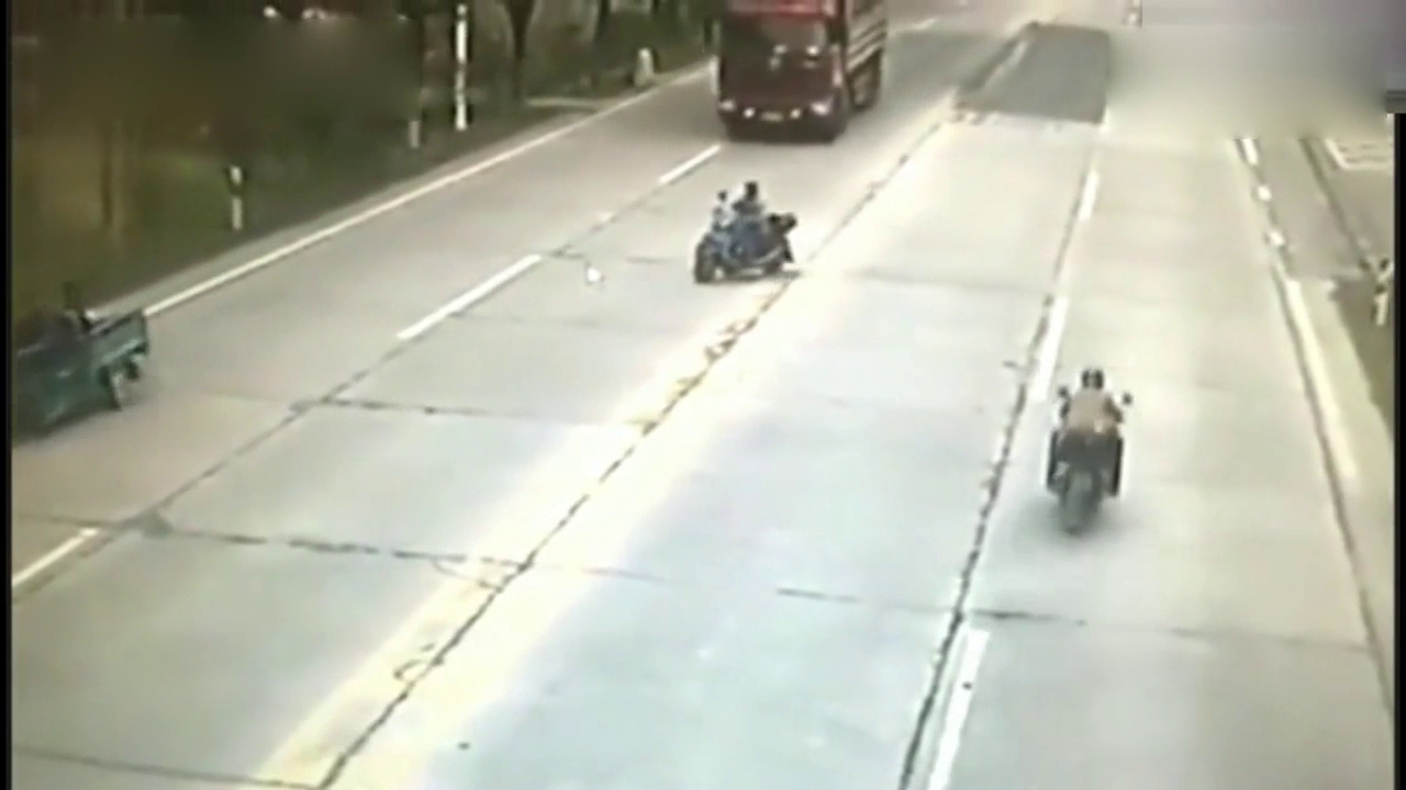 电动车过马路太随意，把大货车坑惨了