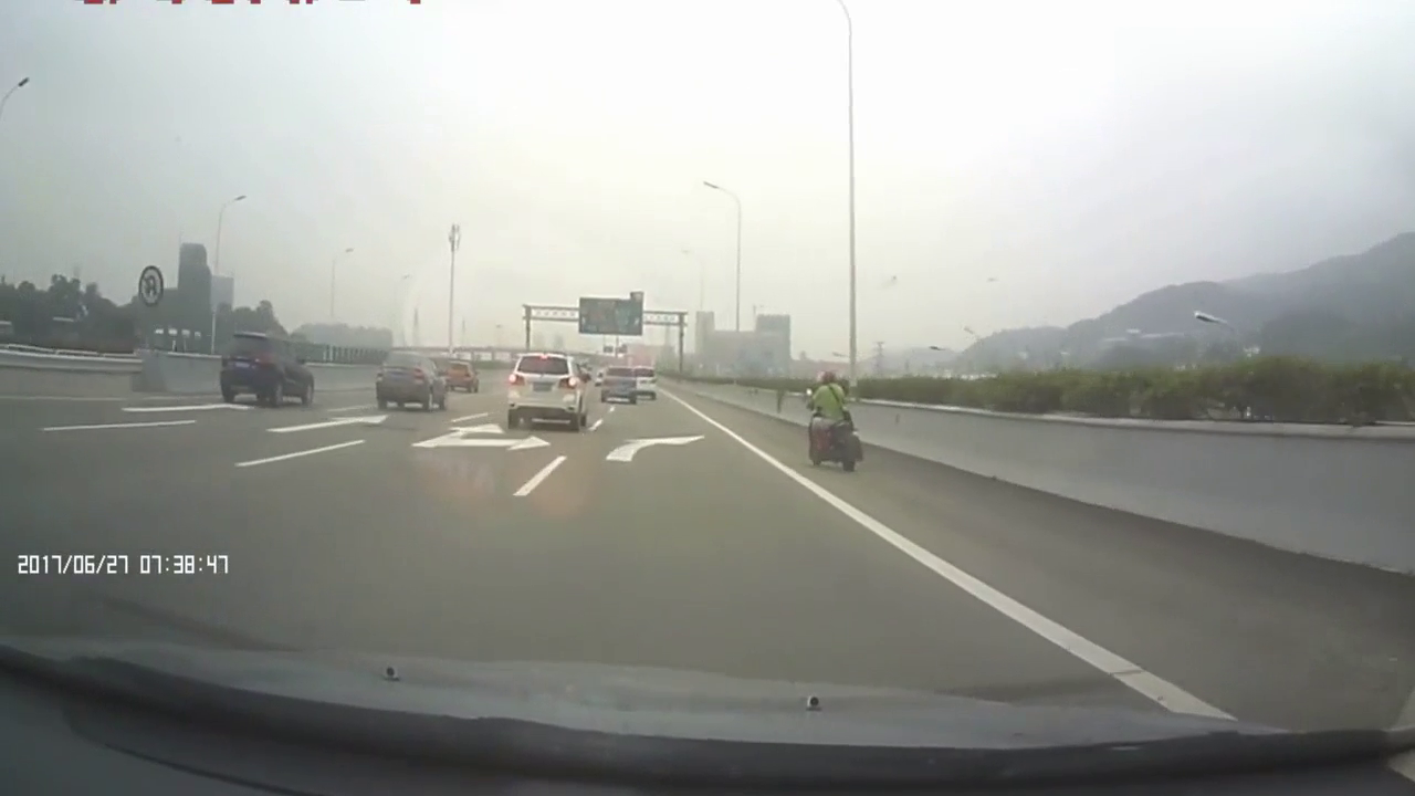 电动车这样任性变道，无异于自杀啊