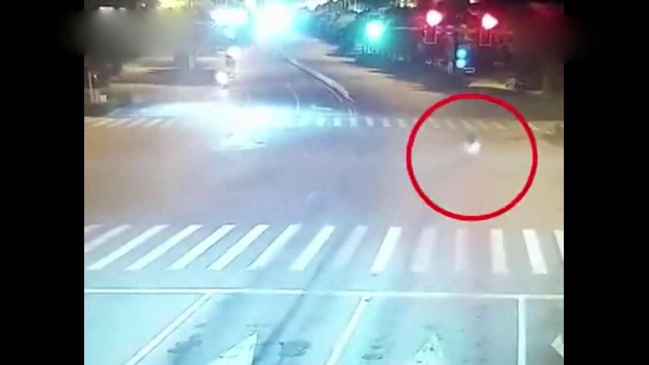 电动车时速超120公里！两少年骑电驴闯红灯作死