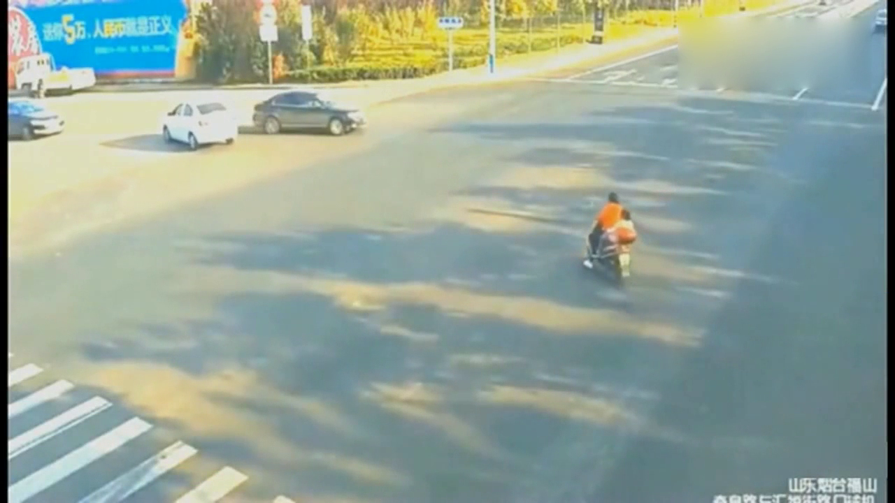 电动车不守规矩，必须付出惨重的代价，这就是无知的下场