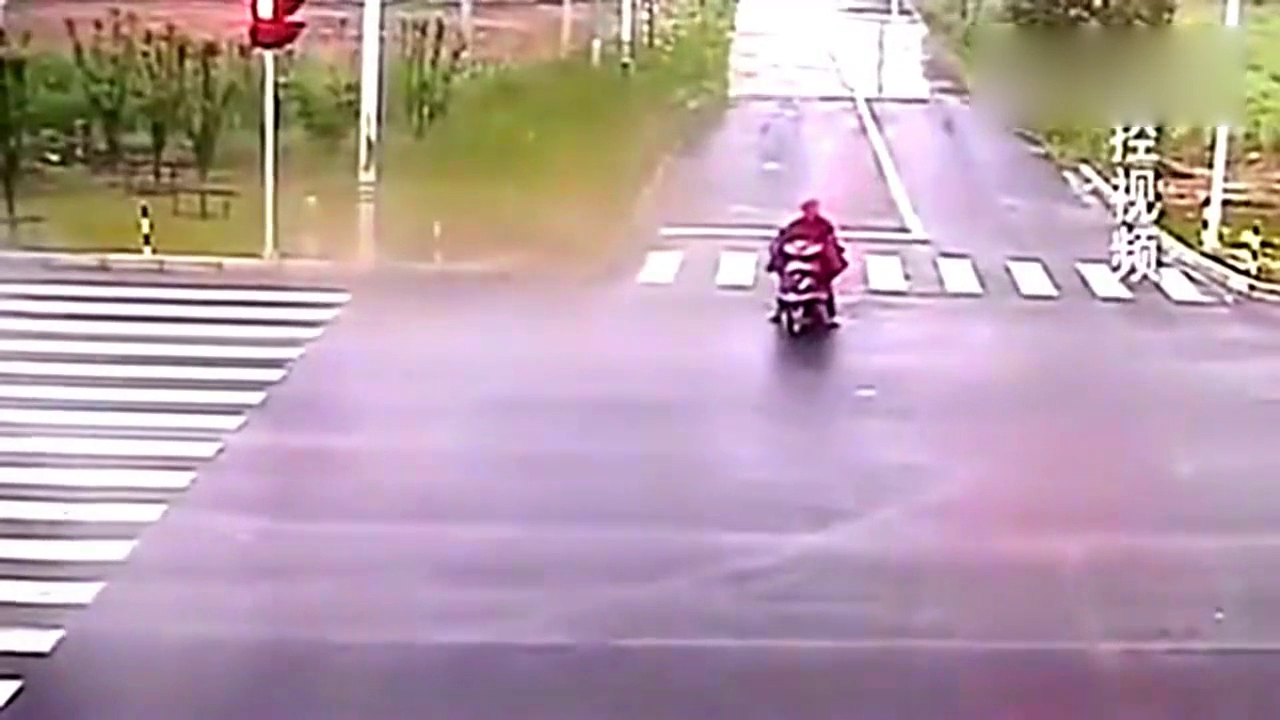 生死来临之际，电动车男子做出明确选择，惊险一幕被拍下