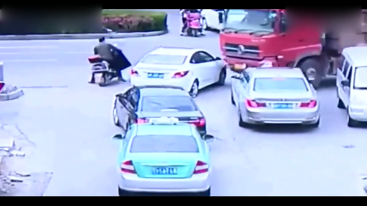 眼睁睁看着渣土车连撞4车，电动车却机智躲过了一劫