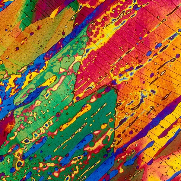 放大千倍的酒,迷幻且浪漫,就像抽象画大师的丙烯画一般绚丽多彩..