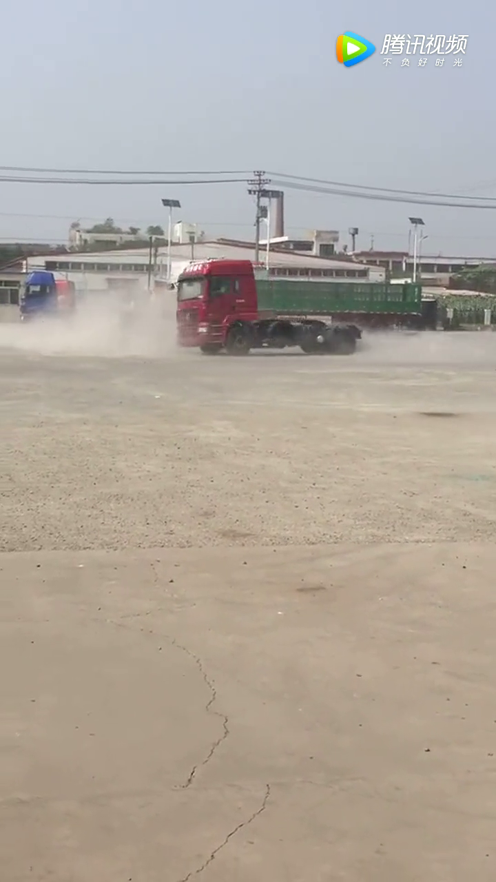 大卡车玩漂移，别说赛车！我感觉公路都怕它