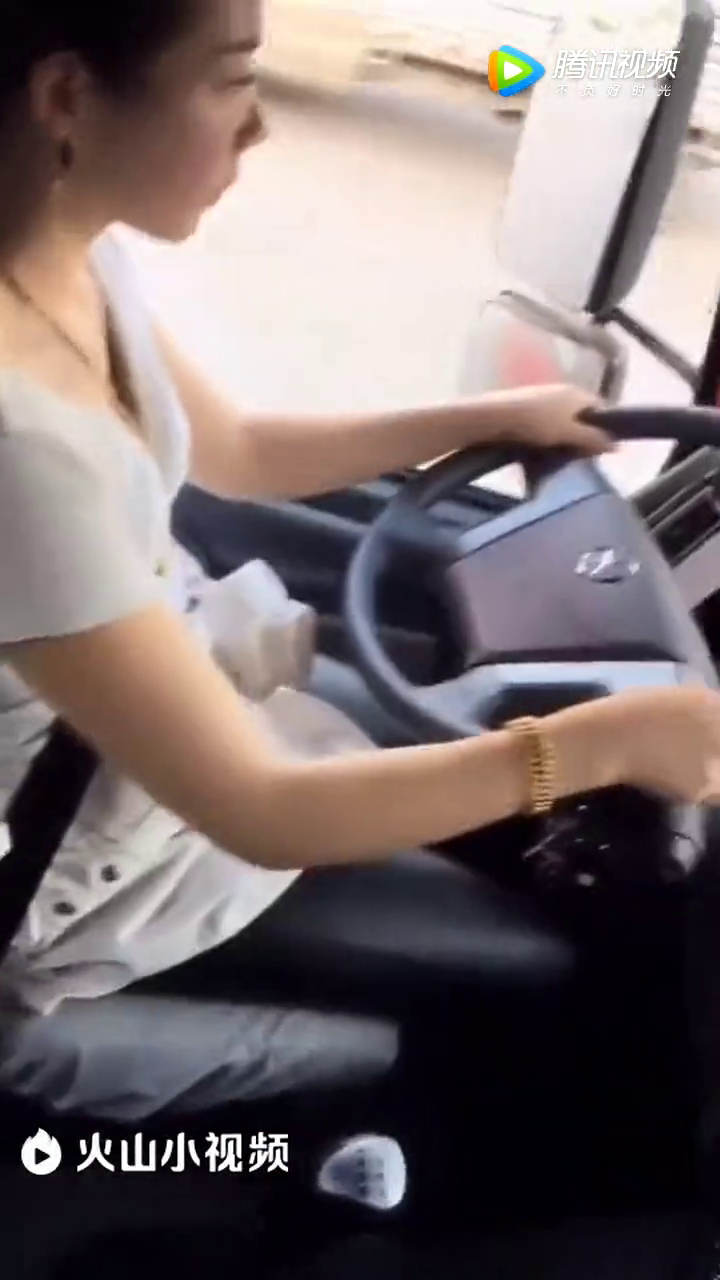 大卡车美女司机，百年一见的！司机界颜值担当有没有