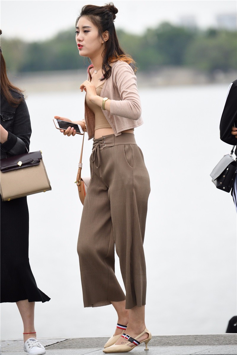 路人街拍,身材高挑的方脸美女和皮肤白皙的原脸美女,你更喜欢谁