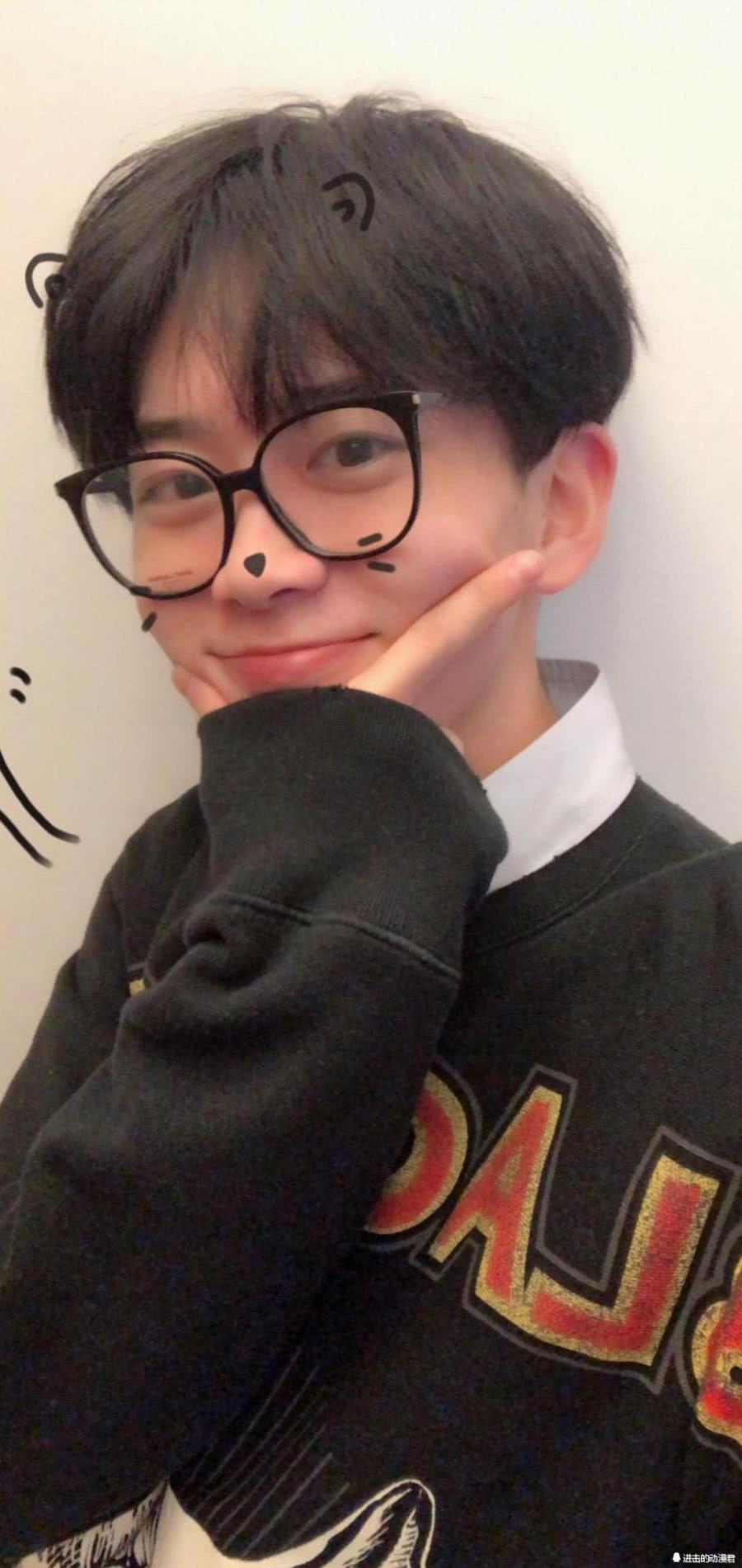 抖音小王子费启鸣的自拍,和他拍差距太大了!网友:不是同一人