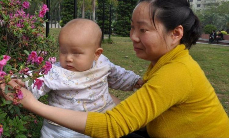 38岁生二胎,宝妈带孩子出去玩,路人的一番话,令