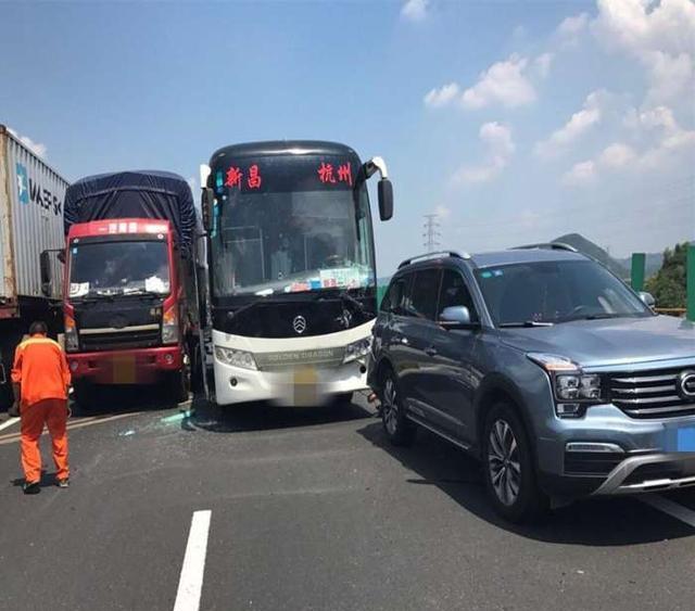 高速被大巴追尾, 却意外成国产车最好的广告, 可把传祺老总乐坏了