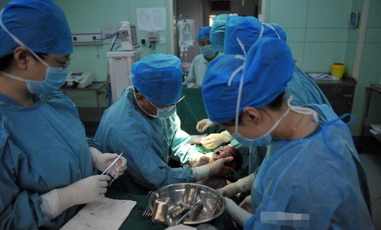 19岁少女怀二胎, 9个月时肚子疼送医院, 剖开肚