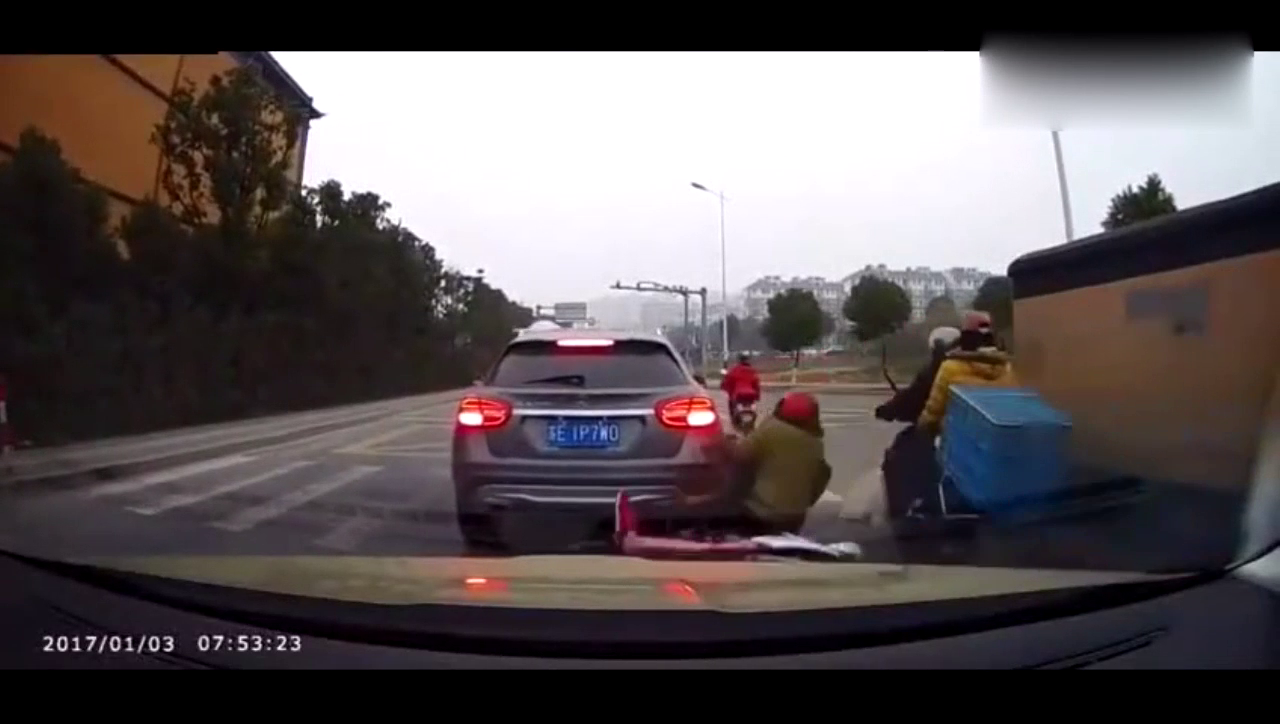 这电动车大姐撞啥不好，非要撞奔驰，这得赔多少钱啊