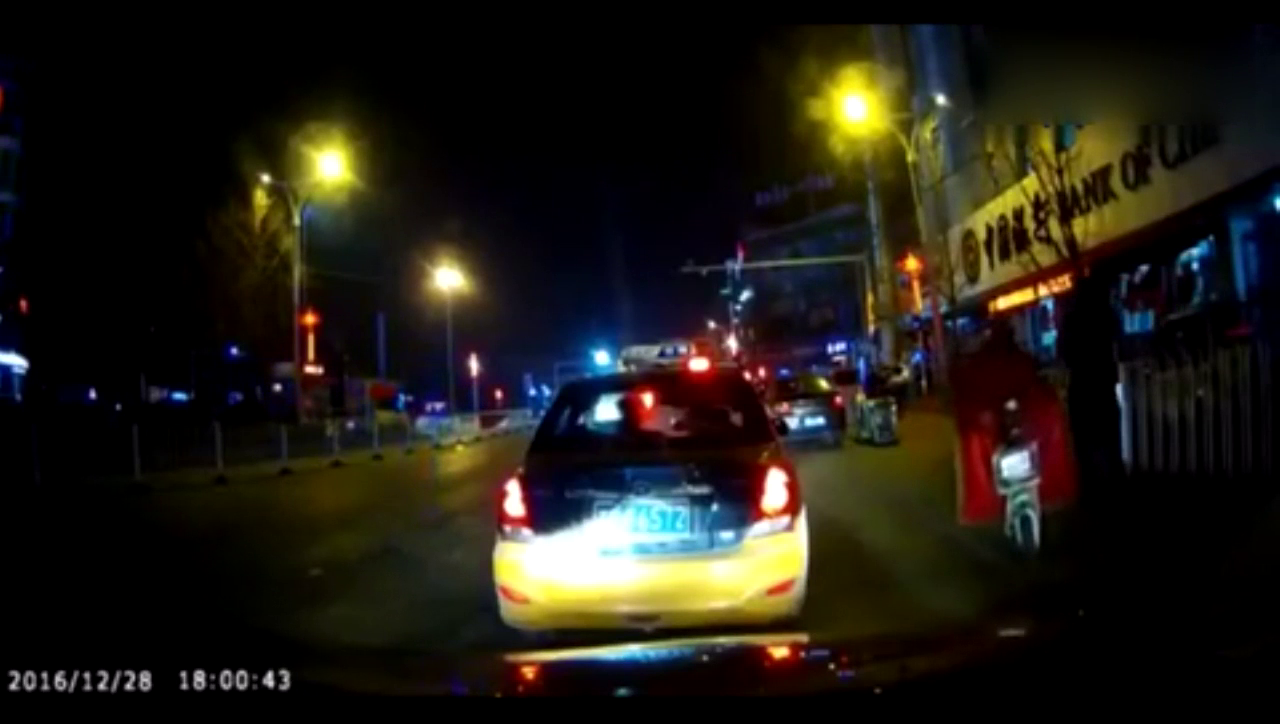 电动车见缝插针完全无视车流，她还以为所有人都要让她！