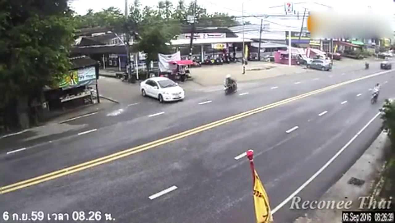 邪性！同一地点同样原因发生两起电动车装撞轿车事故